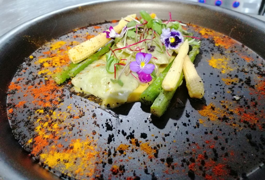 Vegetales gourmet con presentación elegante.