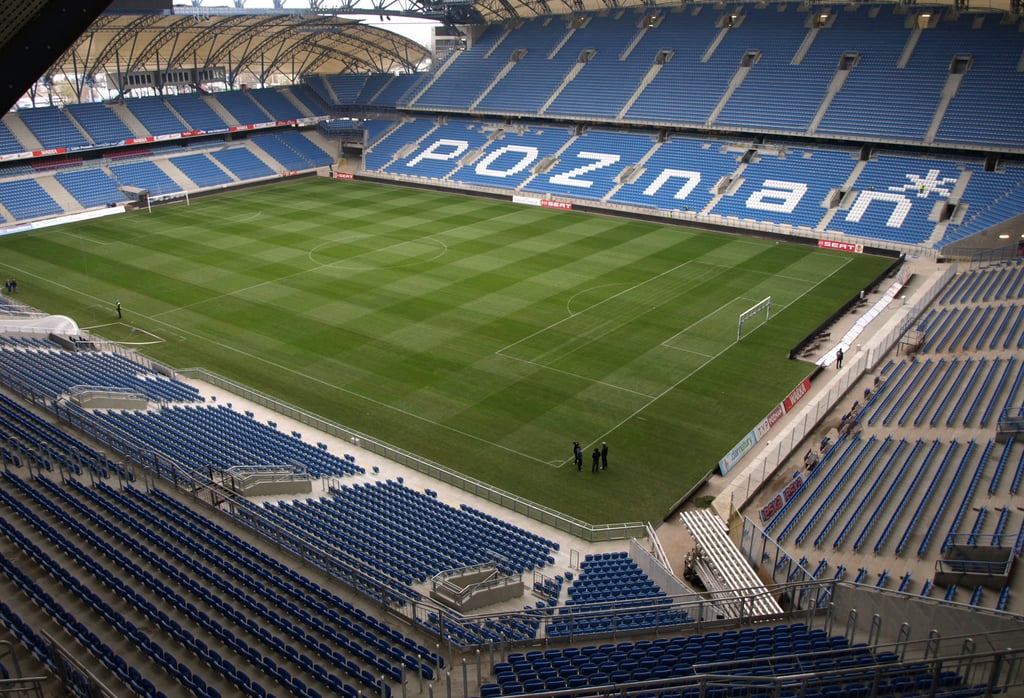 Innenansicht des Stadion Miejski in Poznań – volle Ränge, blau-weiße Farben, Pyroshows und die berühmte ‚Poznań‘-Choreo der F