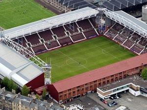 Vogelperspektive auf das Tynecastle Stadium in Edinburgh, Heimat von Heart of Midlothian FC, mit Spielfeld, Tribünen und Fans