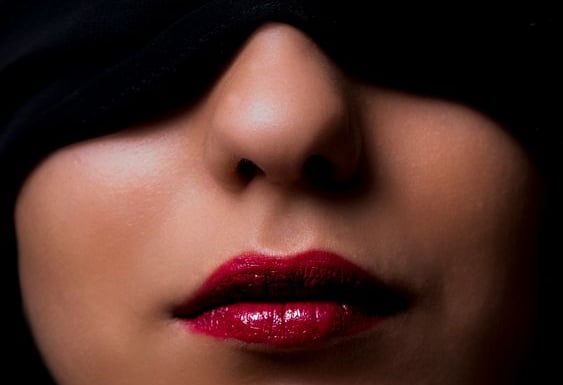femme bandeau sur les yeux