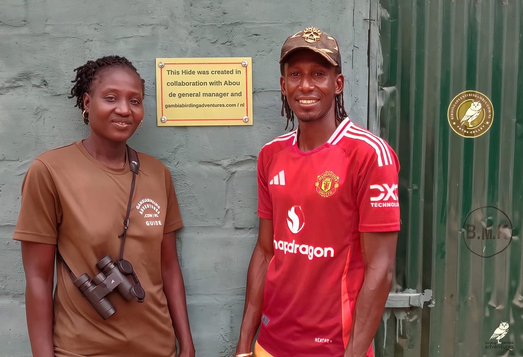 Professionele vogelgids Fatou Colley met lokale partner tijdens vogelreis in Gambia