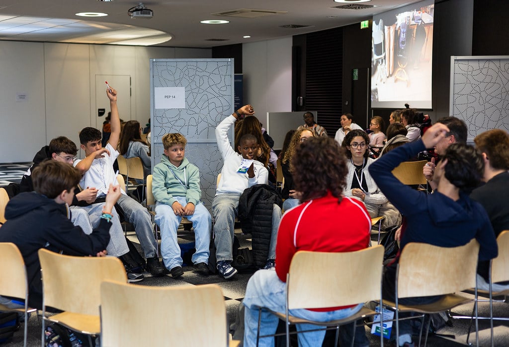 photos d'un atelier lors de l'événement harcevent 2025 ou l'on voit des collégiens s'interroger