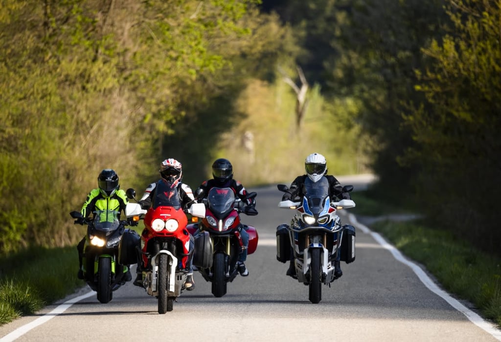 Motocykliście korzystający z dwóch marek interkomów