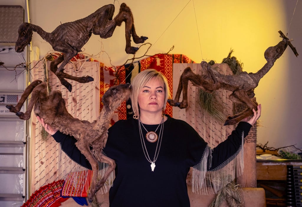 A norueguesa Máret Ánne Sara, artista do povo Sámi, foi mais longe: empilhou crânios de renas