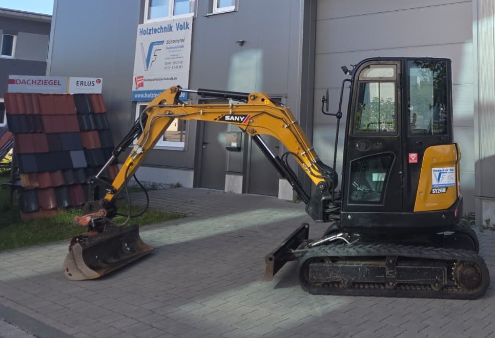 Pfalz-Hub Minibagger SANY SY26U auf dem Betriebsgelände von Holztechnik Volk vor der Werkstatt
