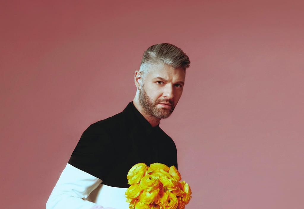 Portrait de Pierre Lapointe, chanteur québécois 2025 — visage expressif, micro à la main, ambiance d