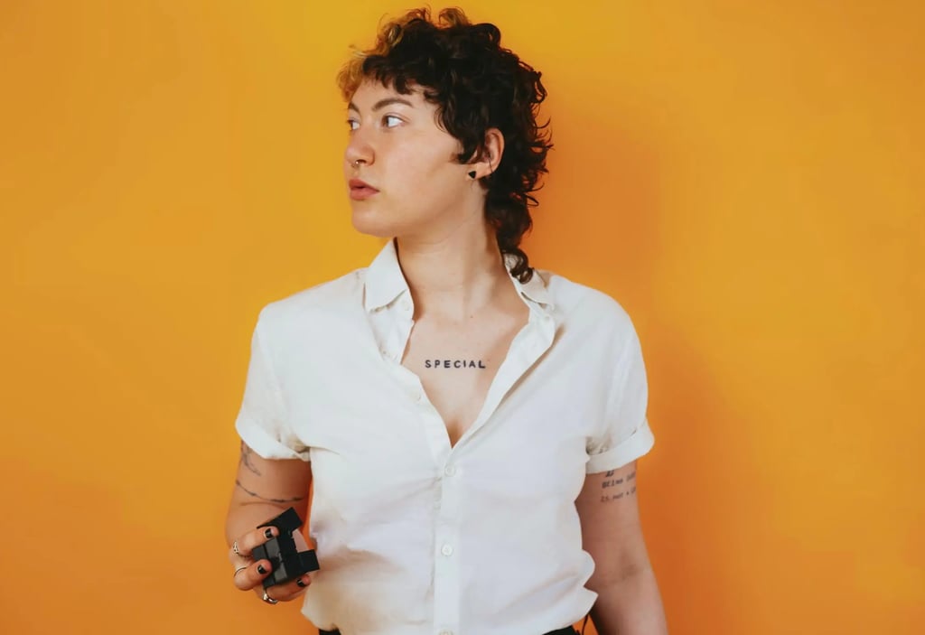 Ritratto autistico non binario con stim toy – Ipnosi ADHD Ginevra.