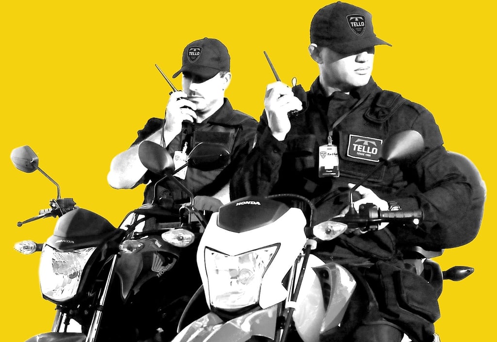 Equipe de segurança com motocicletas e rádios
