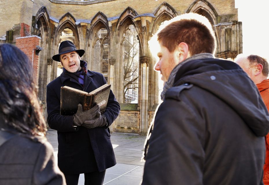 Noa Dylan trägt Geschichten vor, in der Corpus Delicti Tour in Hamburg