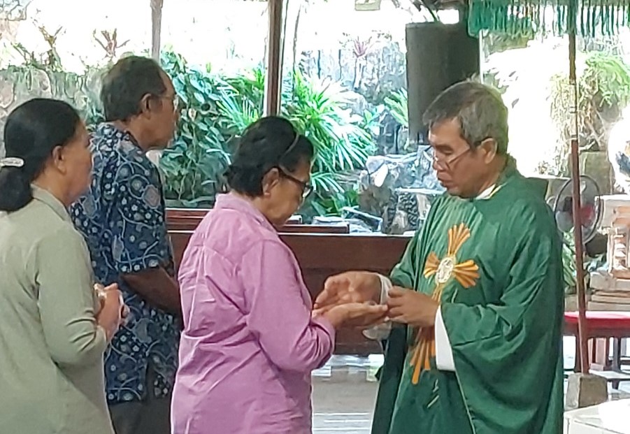 Penerimaan Komuni Kudus di acara ulang tahun SIMONA I