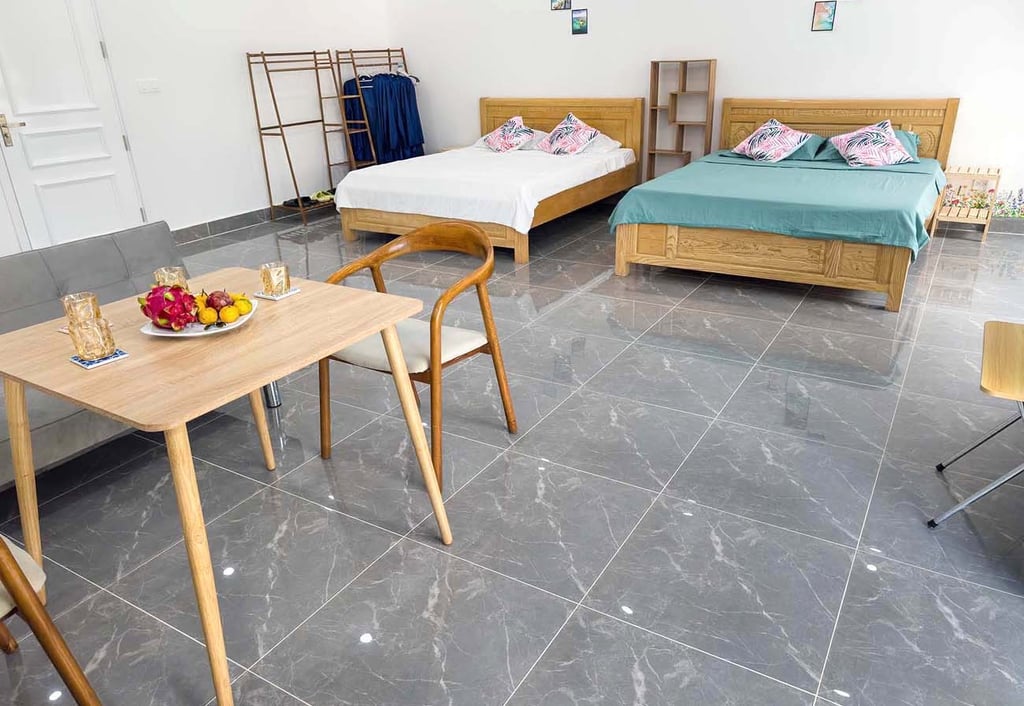 Светлая просторная комната с двумя кроватями и уютной столовой зоной