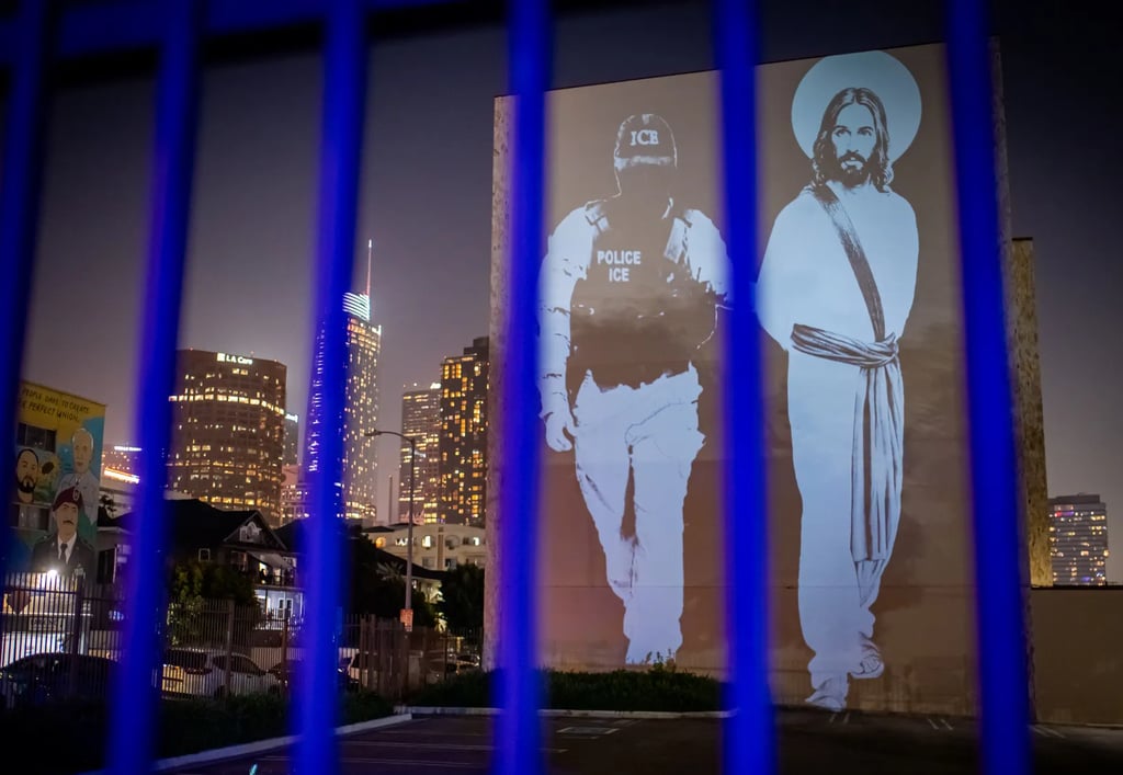 Projeções , como "Ice Jesus" (Jesus sendo detido por um oficial de imigração) 