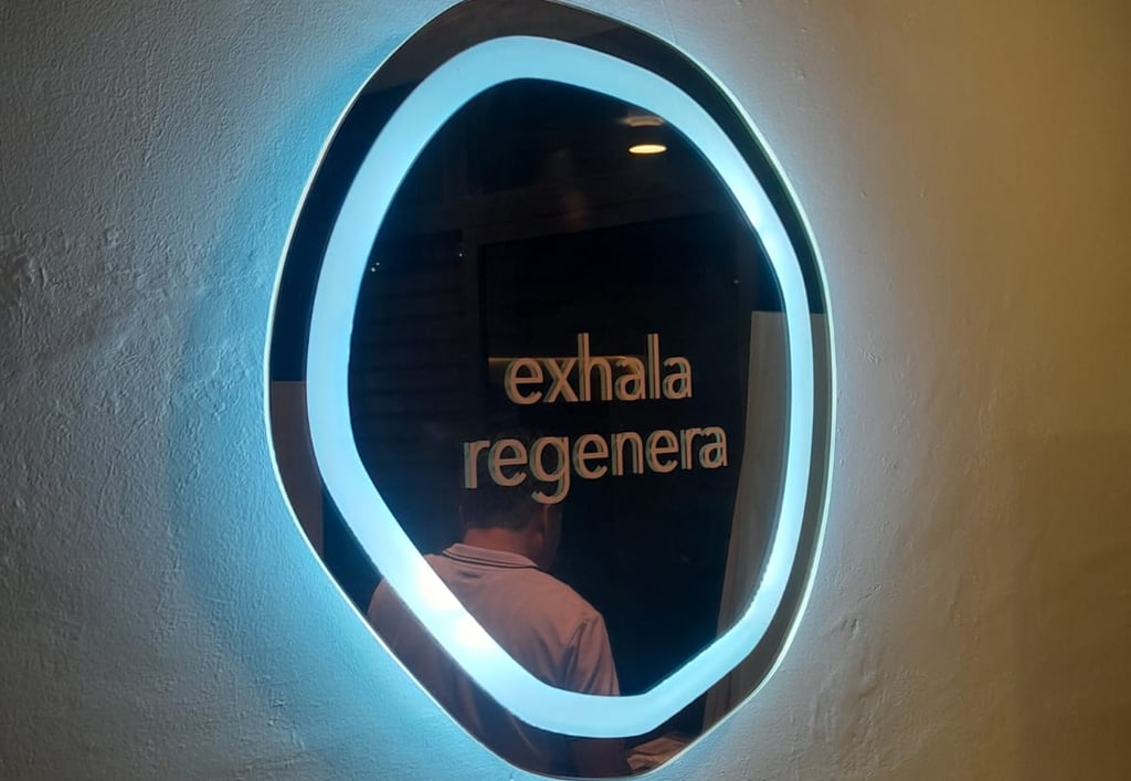 Espejo LED personalizado montado en pared, luz encendida y frase decorativa