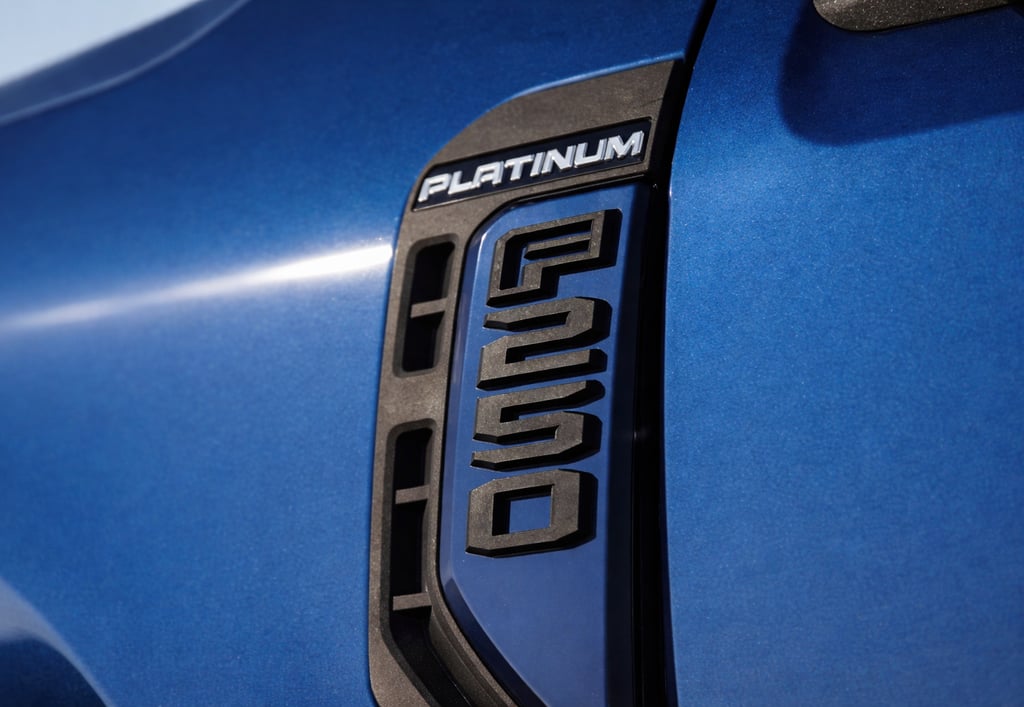 F-250 modificada com lift de 4 polegadas e rodas 24 polegadas versão Platinum