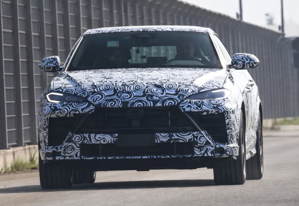 novo Lamborghini Urus com surpresa sob o capô flagrado em testes com camuflagem