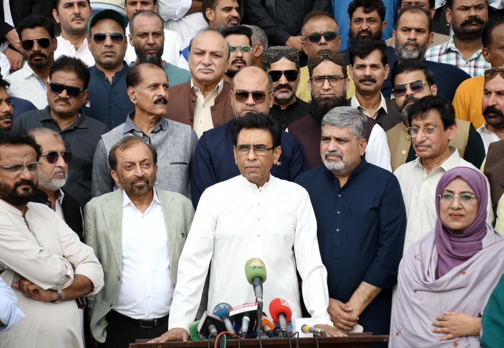 MQM Pakistan officially begins Ma’raka-e-Haq 2025 with a visit to Mazar-e-Quaid. Party leadership, MNAs, MPAs, and workers of