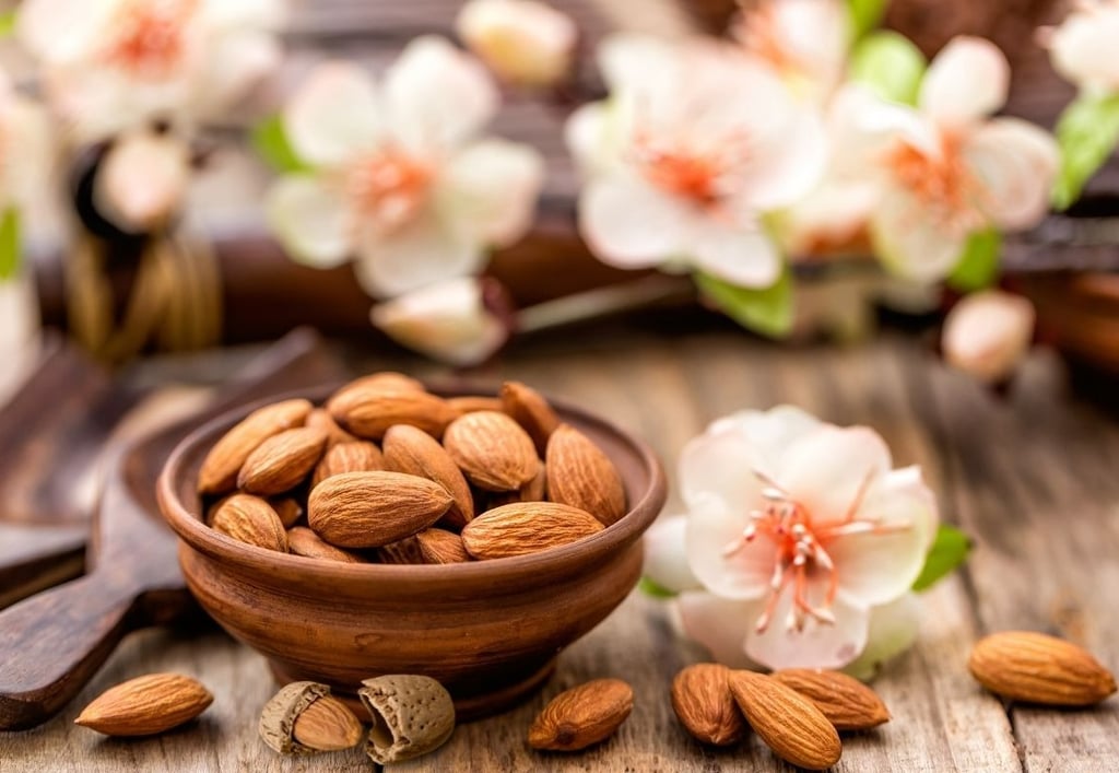 almonds nuts nutritional facts