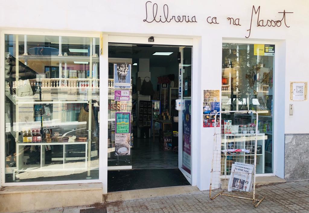 escaparate llibreria ca na massot