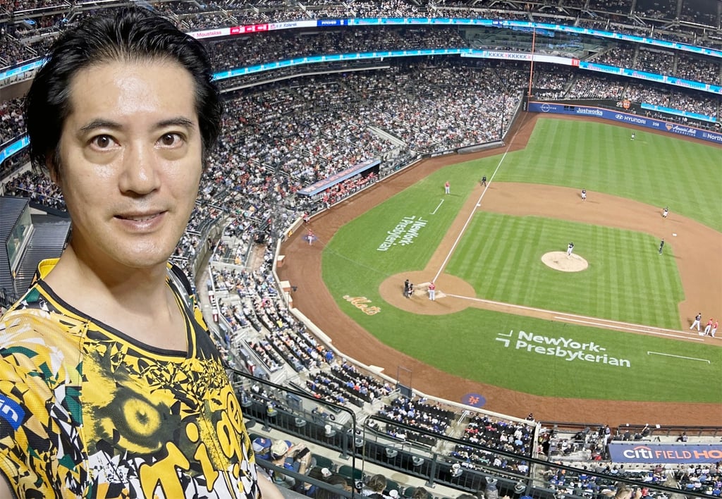 ニューヨークのシティフィールドで阪神ユニフォームを着て観戦する編集長｜堺市のニュースならサカイタイムズ