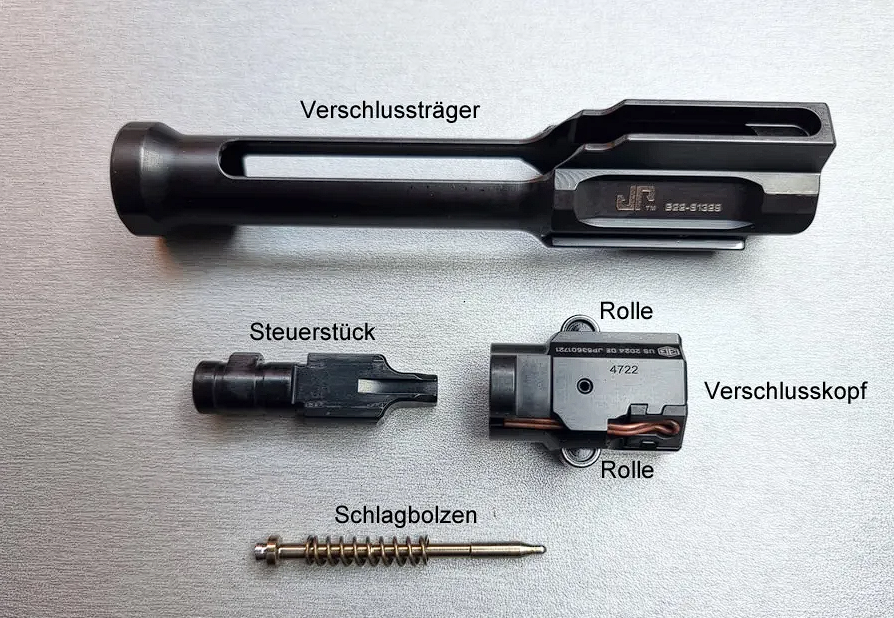 Verschluss der JP5 zerlegt in Verschlussträger, Verschlusskopf, STeuerstück und Schlagbolzen.