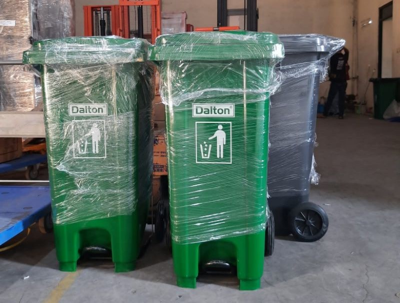 Tempat sampah pedal roda