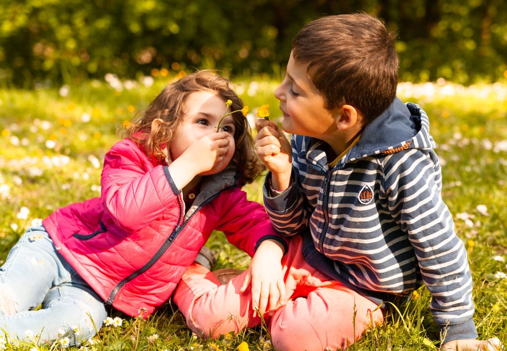 un moment de complicité entre un frère et sa sœur en beaujolais
