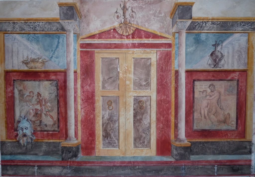 Donner une ambiance avec des décors peints de style Pompéien par les couleurs, la matière de l'enduit, le style des dessins.