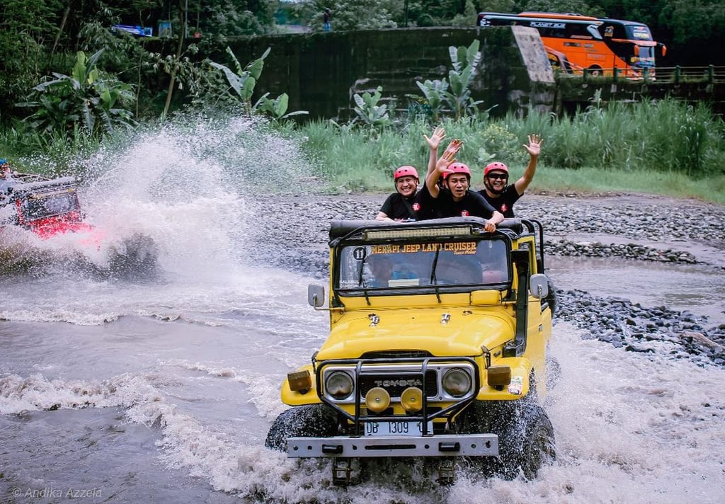 pengalaman paling seru dari Lava Tour Merapi adalah menyusuri Sungai Kalikuning dengan jeep offroad.