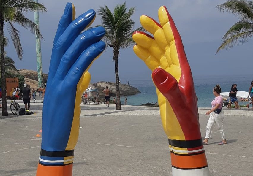 Intervenção urbana levará ‘mãos gigantes’ a dez pontos do Rio de Janeiro 2020