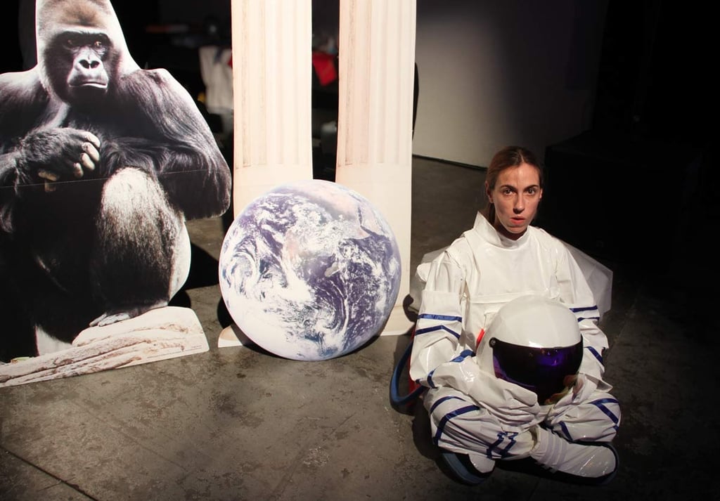 Sally en combinaison spatiale au pied d'une silhouette de gorille