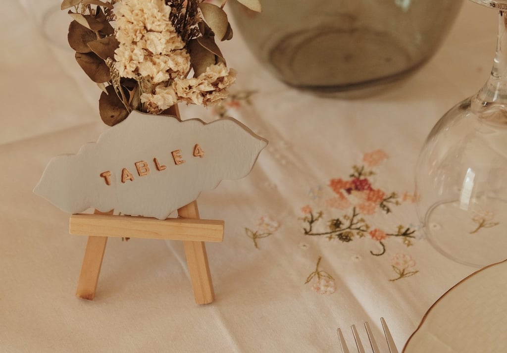 numero de table en argile et fleurs sechées