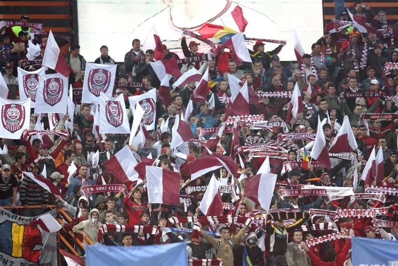 Fan von CFR Cluj im Stadion mit Vereinsfarben und emotionaler Unterstützung während eines Spiels in Cluj-Napoca Rumänien