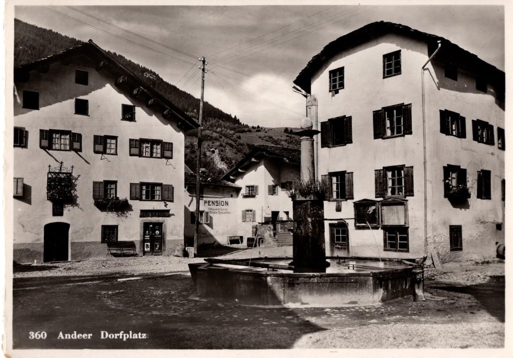 Dorfplatz Andeer mit Weissem Kreuz