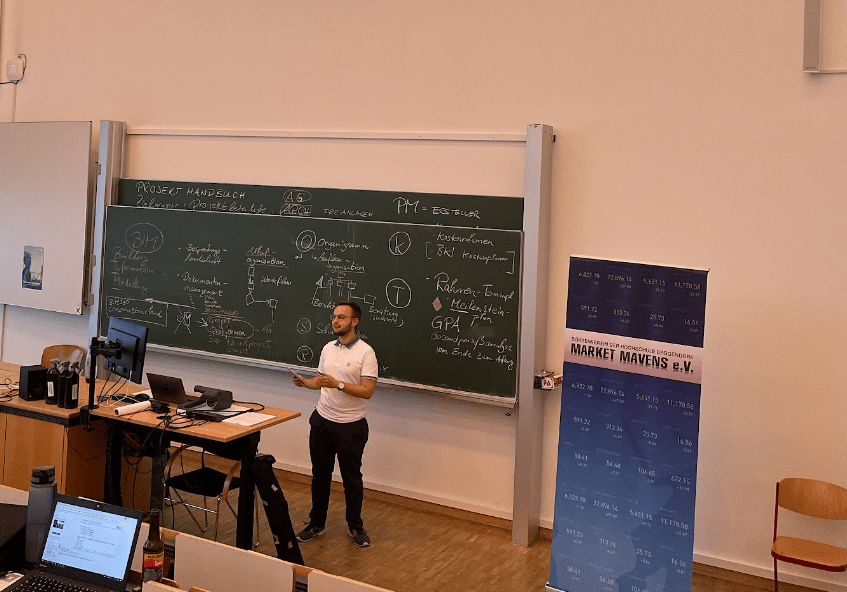 Vorstandsvorsitzender Johannes Klier beim Vortrag „Optionen und Zertifikate“