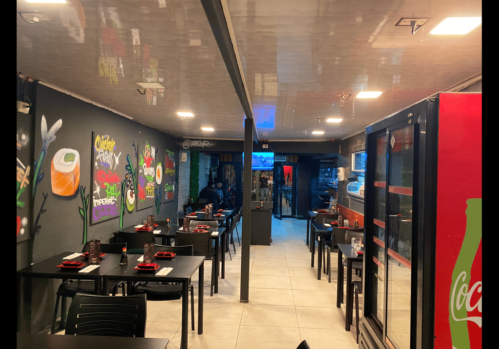 Estado original restaurante Haki Sushi Santiago antes de remodelación Atípico.