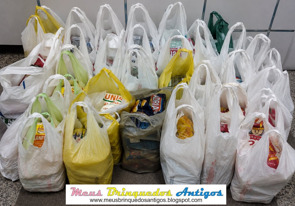 Alimentos arrecadados em exposição beneficente para a Casa do Idoso