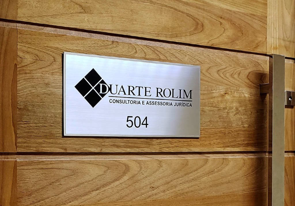 Placa em aço escovado para porta entrada de escritório
