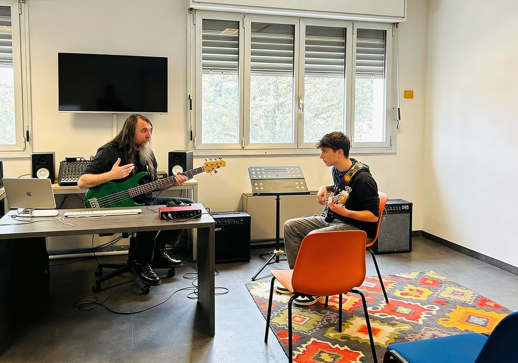 Adolescente durante lezione di basso in aula attrezzata presso Creative Hub Academy Bologna