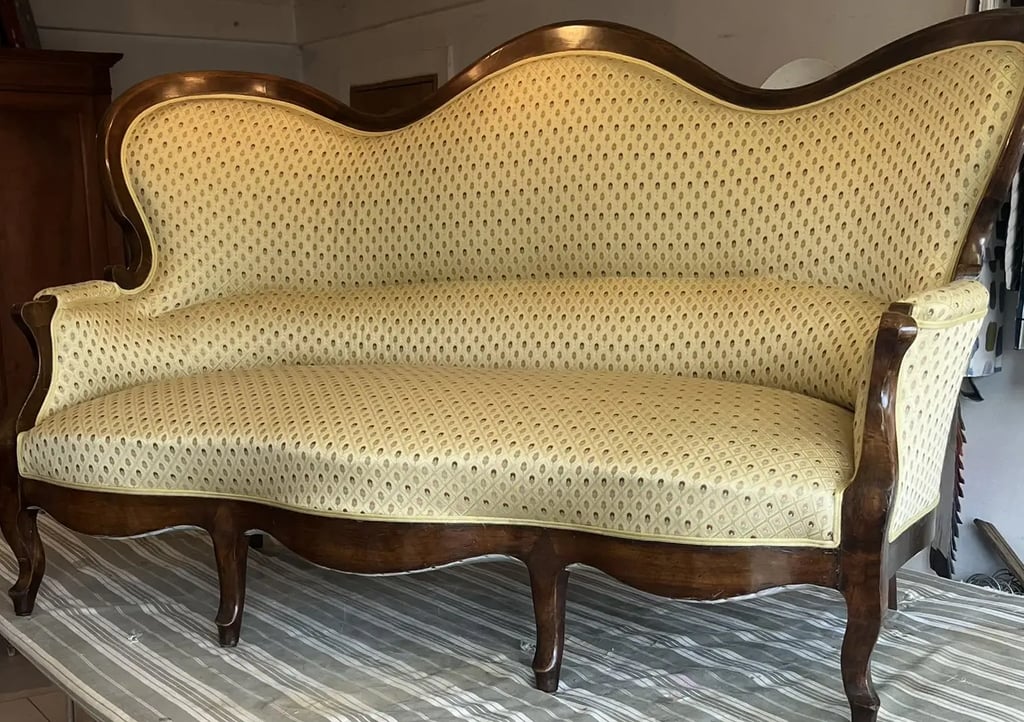 Canapé Louis Philippe en acajou recouvert d'un tissu jaune quadrillé de petites fleurs et passepoil