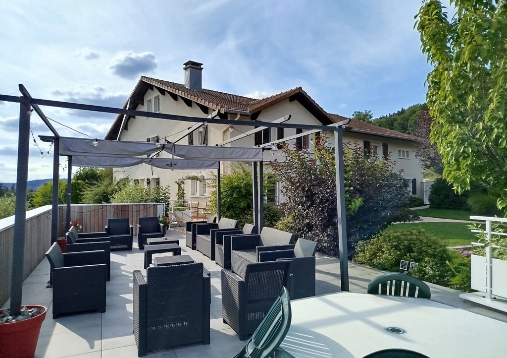 Terrasse avec canapés de jardin