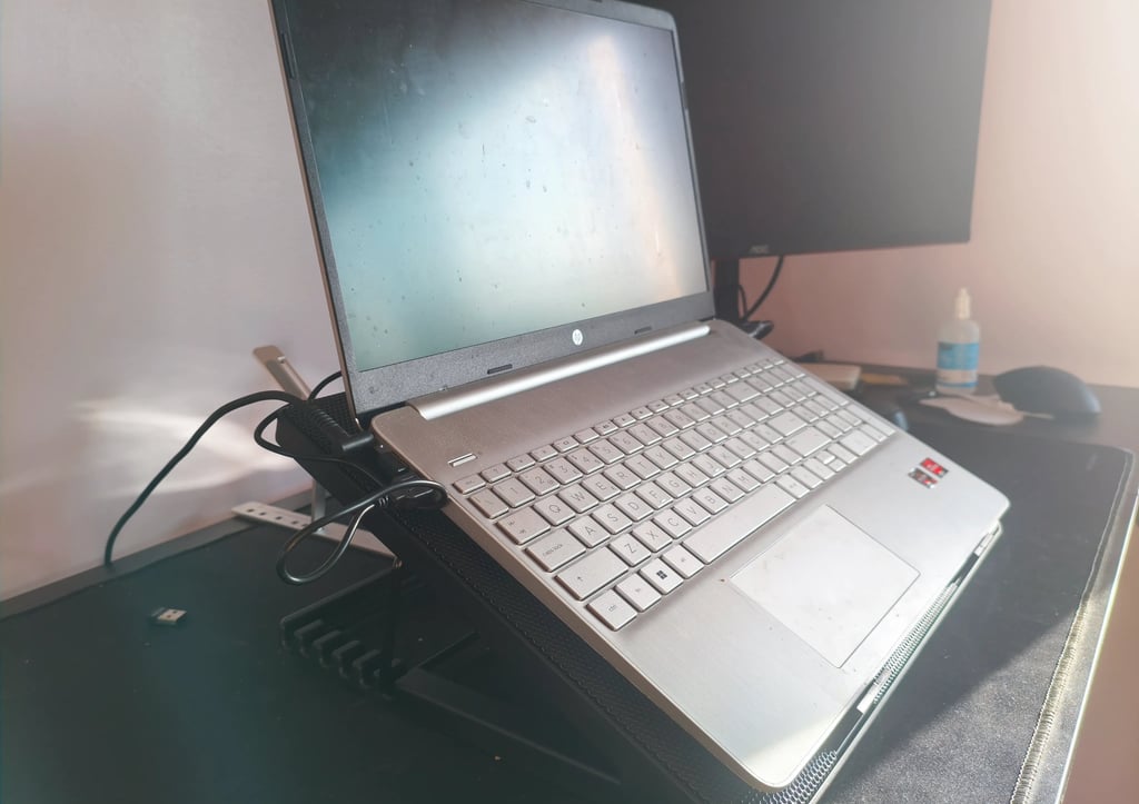 Laptop em base de arrefecimento com ventoinhas e suporte inclinado