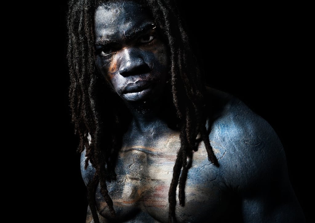 Portrait jeune homme noir peinture tribale