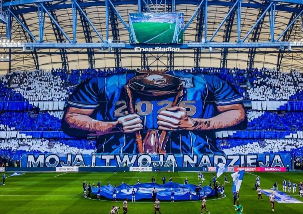 Ultras von Lech Posen im Stadion, blau-weiße Fankurve mit Choreografie, Fahnen und lautstarker Stimmung im Enea Stadion
