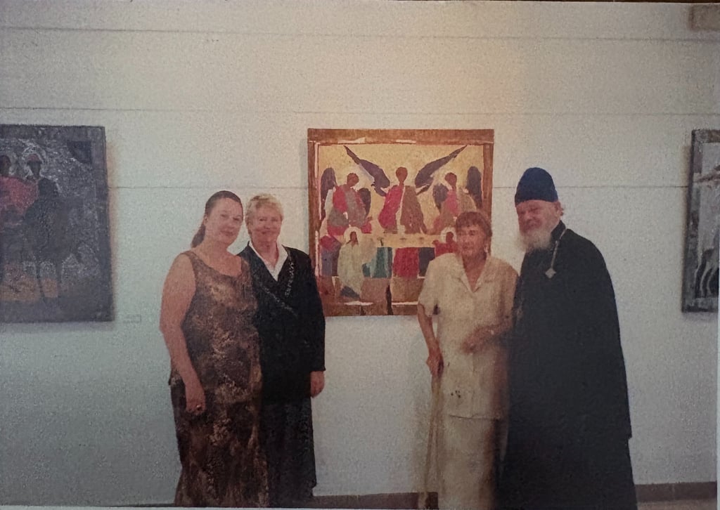 Natalia Kirillova junto a María Plakhova en una de sus exposiciones en Altea