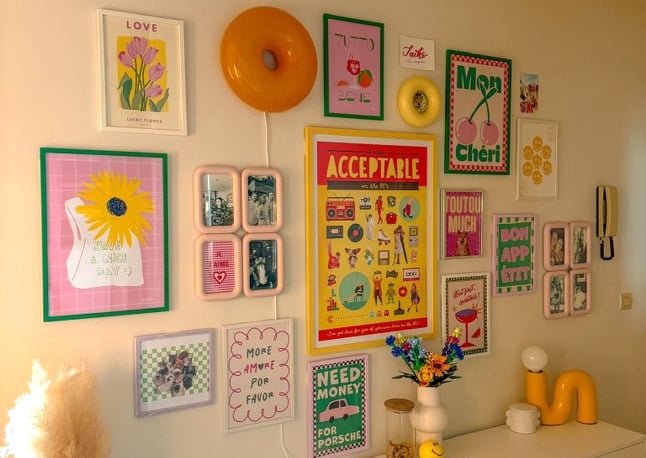 Mur de cadres colorés de Interior by Tim