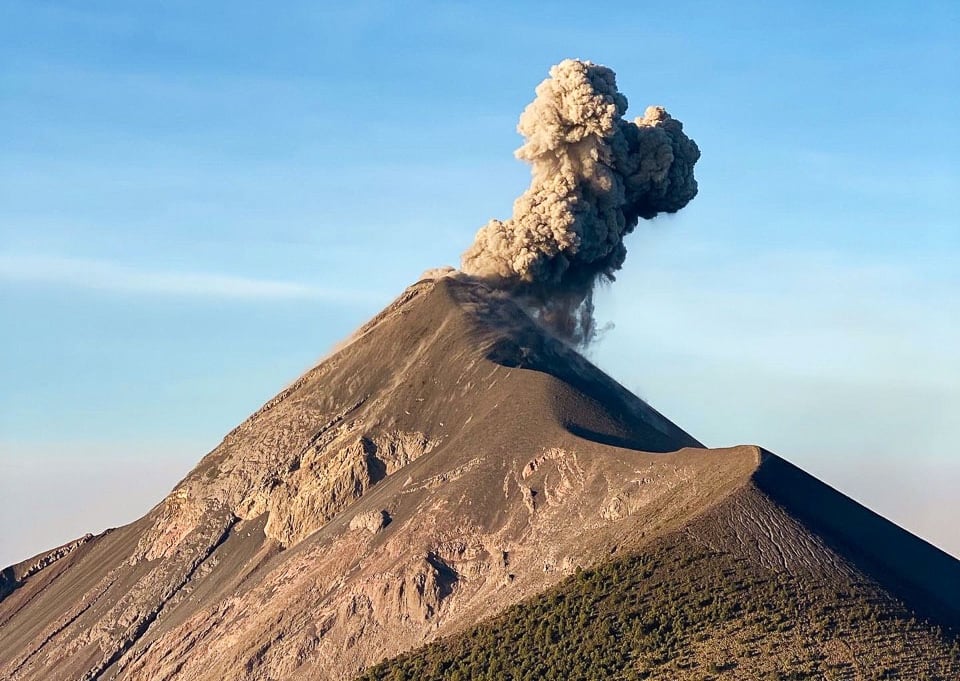 Vue sur le volcan Fuego en éruption depuis l'Acatenango, au Guatemala.