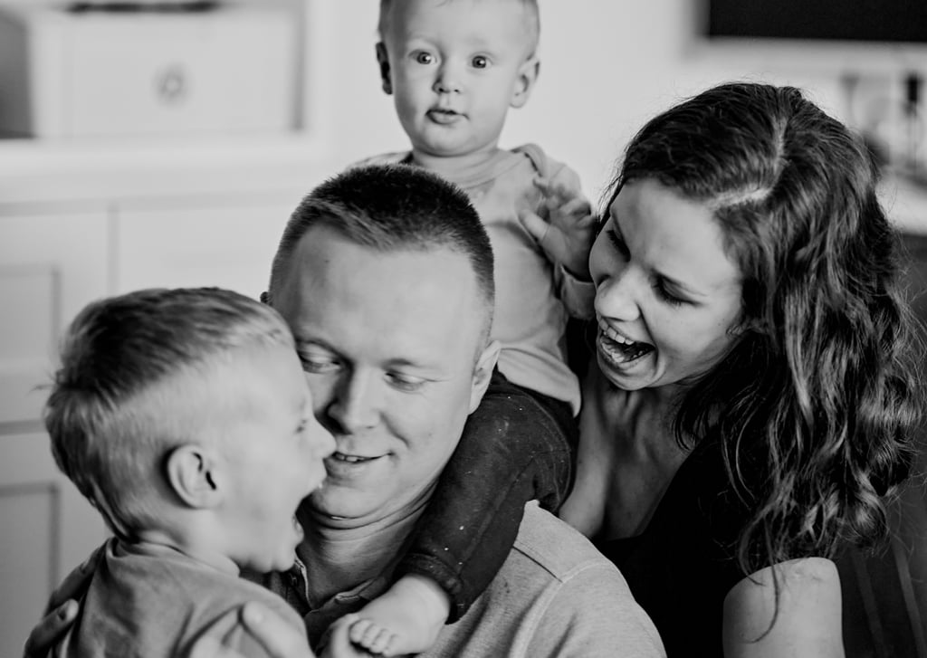 Czarno białe zdjęcia przytulającej się rodziny