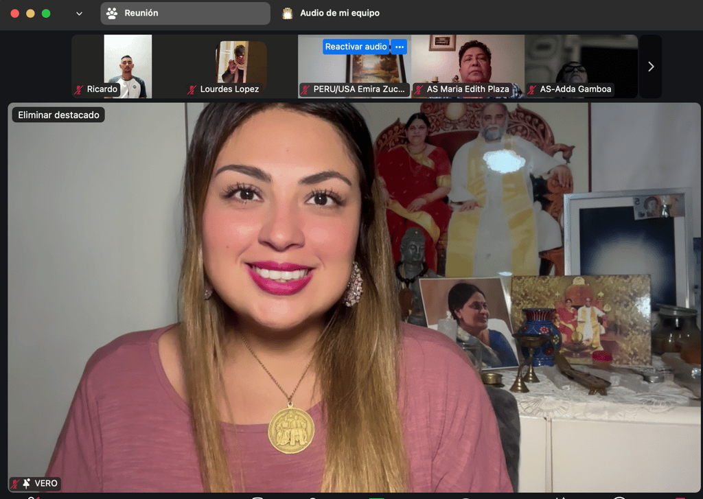 una mujer latina con un collar dorado meditando