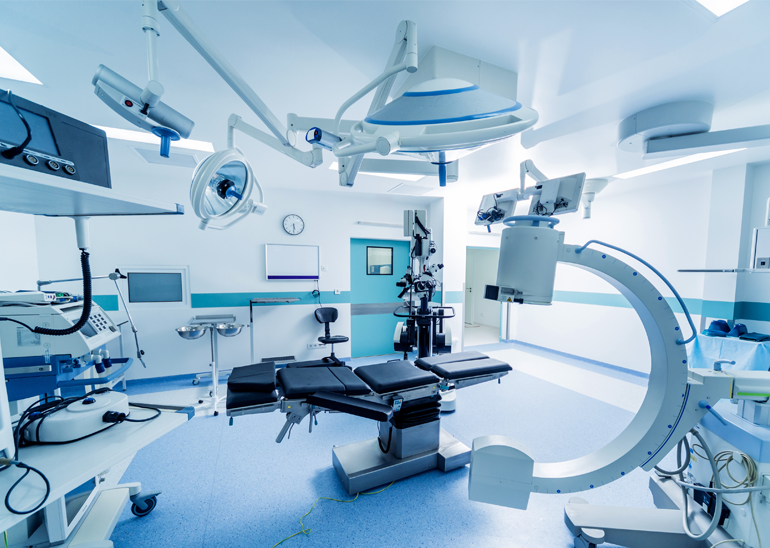 Laboratorio con muchos dispositivos medicos