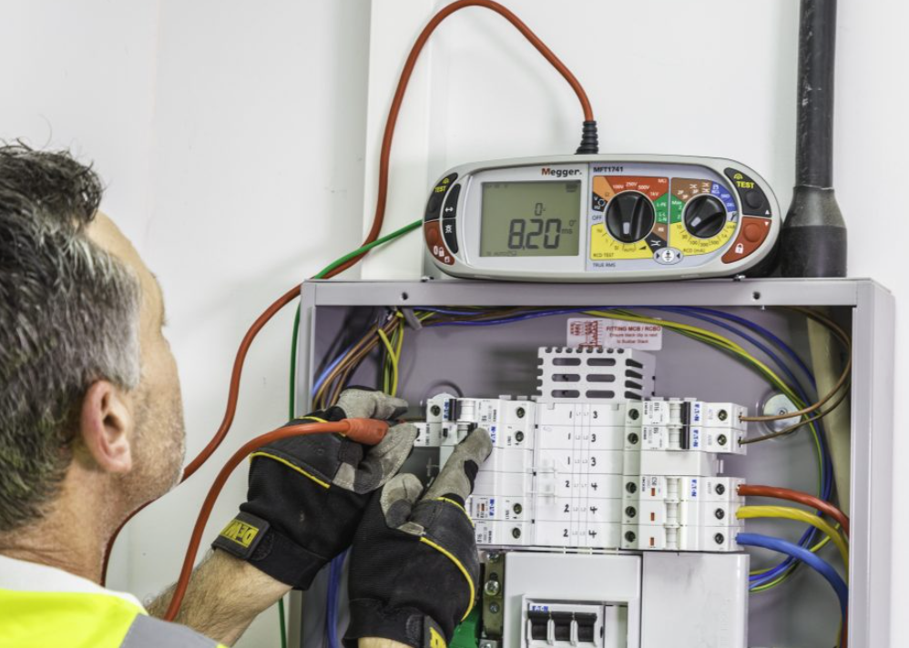 medicion y pruebas de disparo en disyuntores  diferenciales instalacion electrica 